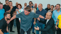 Jair Bolsonaro si v obležení bojovníků hraje na promotéra a drží od sebe Freireho s Aldem