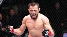 Umar Nurmagomedov se raduje z prvního KO v životě