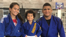 Gilbert Burns s ženou a synem na tréninku brazilského jiu-jitsu