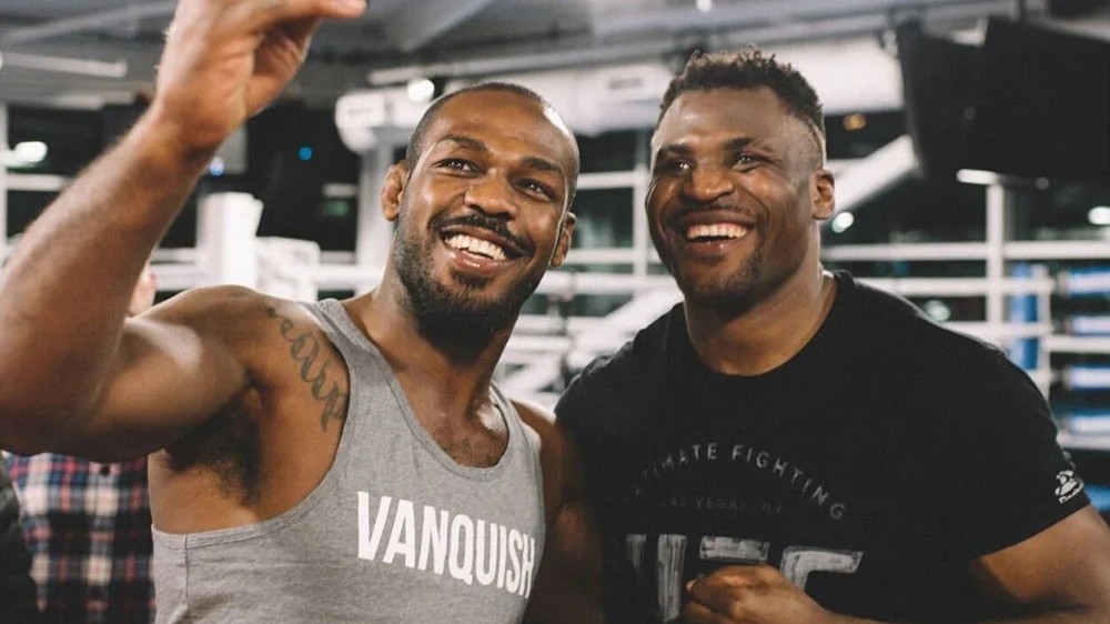 Video: Jak vypadá Jones na tréninku? Se sparring parťákem si hraje jako kočka s myší