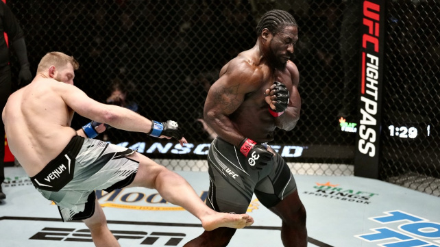 Předvedl nejhorší výkon v dějinách a pomohl soupeři vytvořit nový rekord, amerického svalovce už v UFC neuvidíme