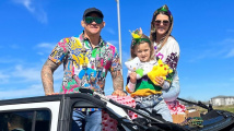 Dustin Poirier s rodinou při průvodu během slavnosti Mardi Gras