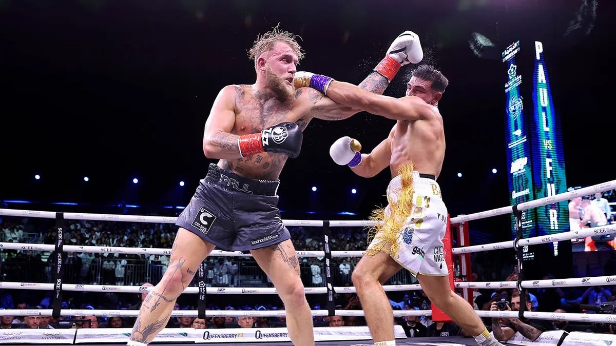 Kontroverzní youtuber poprvé prohrál, přemožitele našel v bratrovi boxerské legendy