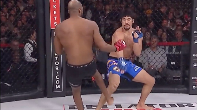 Video: Dva kopy a byl konec, koleno prasklo. Vítězný MVP pak vyzval šampiona