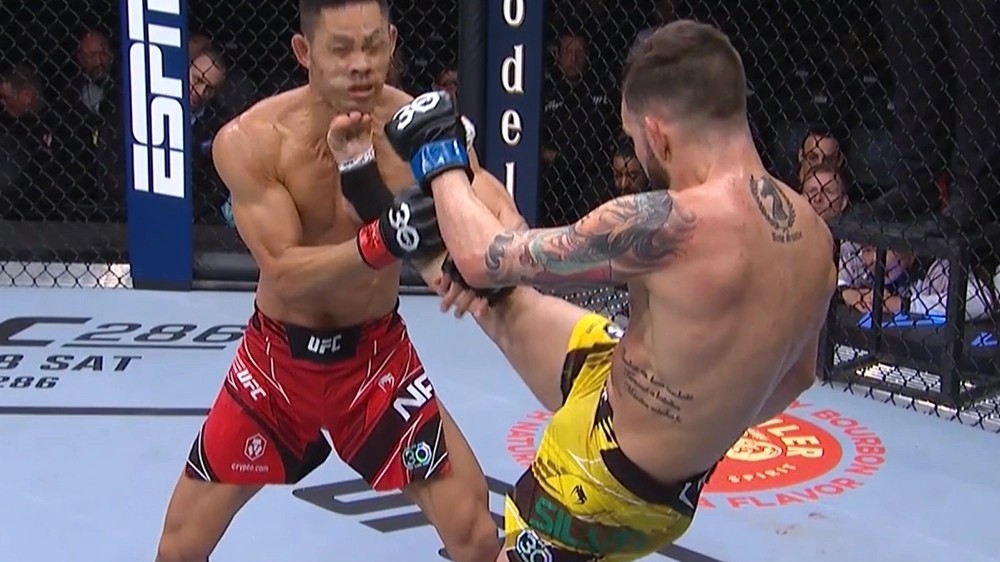 Když se noha potká s bradou. Tyson Nam sice přežil brutální frontkick, na zemi byl ale uškrcen do bezvědomí