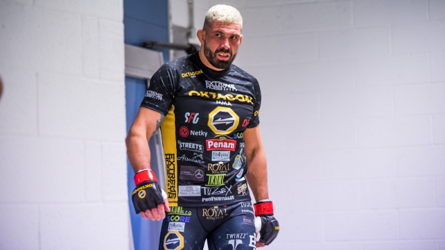 Attila je ve výborné formě, na trénincích rozdával knockouty, říká Ilja Škondrič