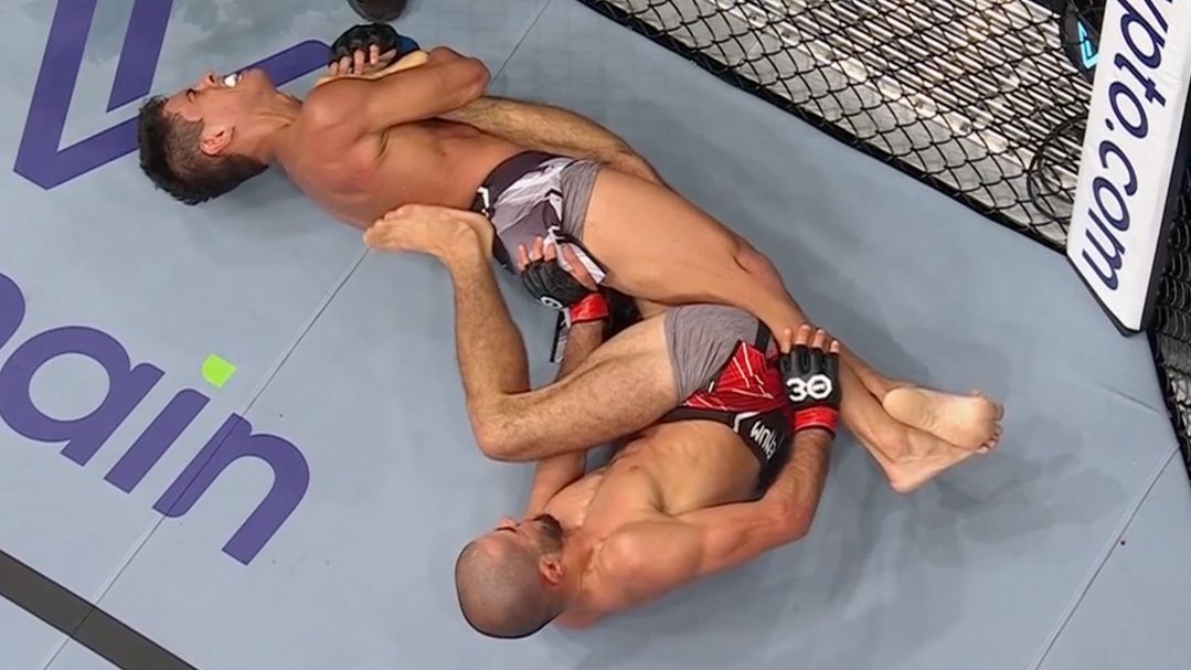 Neporažený Mokaev si nechal zlomit koleno, aby vzápětí uškrtil soupeře. Odplácání prý nepřipadalo v úvahu