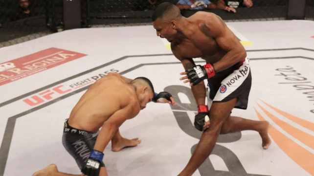 Video: Soupeře poslal čtyřikrát k zemi, radost z výhry mu ale zkazilo zranění