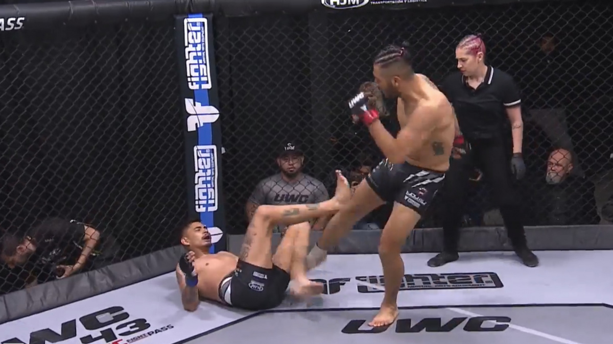 Takové ukončení se jen tak nevidí. Mexický fighter rozkopal ležícímu soupeři nohy