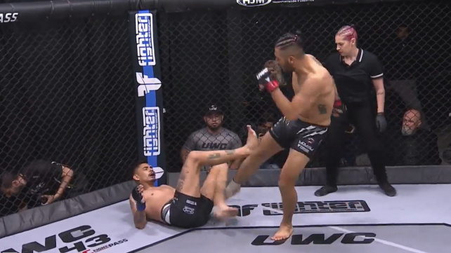 Takové ukončení se jen tak nevidí. Mexický fighter rozkopal ležícímu soupeři nohy