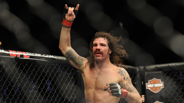 UFC bojovník naštval šéfa, když předstíral konec kariéry, aby mohl po zápase do mikrofonu poblahopřát matce