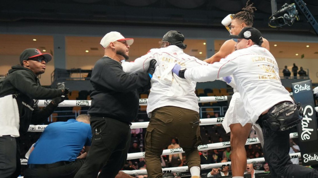 Video: Soupeře knockoutoval a mlátil do něj dál, o vytoužené vítězství tak boxer záhy přišel