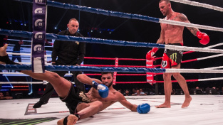 Nutná sebeobrana. Fighter, který nemilosrdně knockoutoval opilého muže v baru, byl zproštěn obvinění