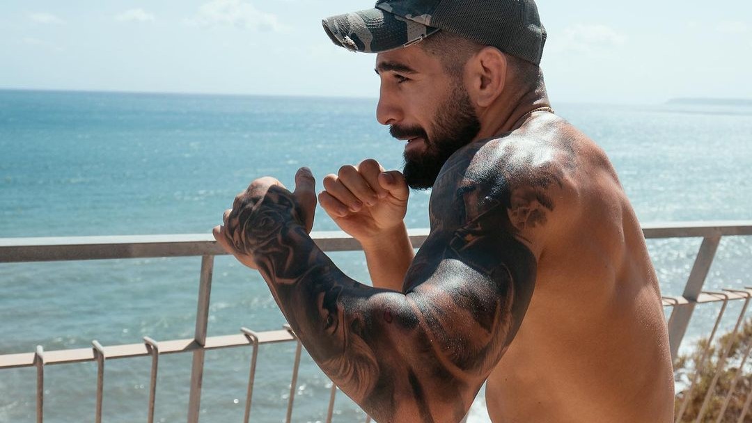 Tohle nebyl dobrý nápad. Fanoušek požádal UFC bojovníka, aby mu dal úder do těla