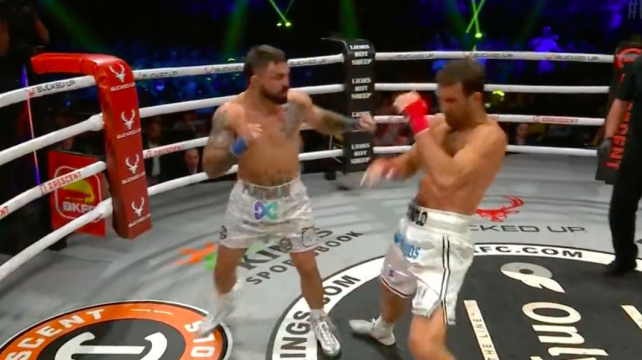 Veteráni UFC se utkali v boxu bez rukavic, souboj ukončily vyražené zuby