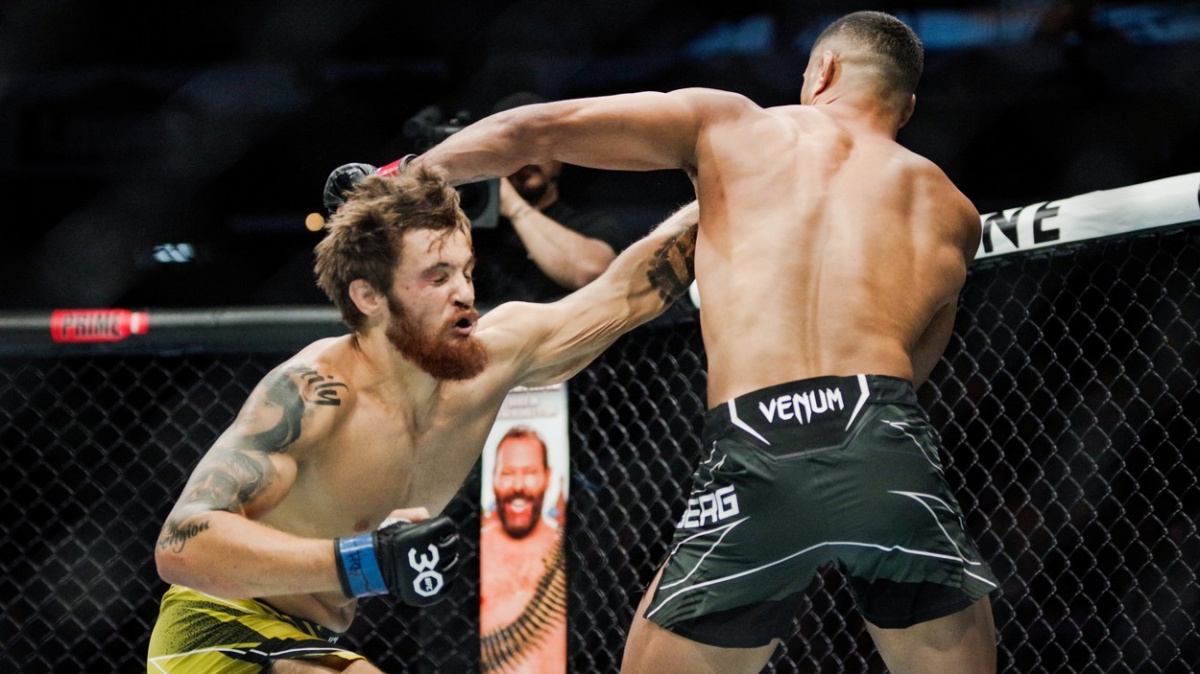 Adesanyův týmový parťák Carlos Ulberg přidal další knockout do sbírky, Potieriu ukončil v prvním kole