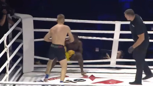 Video: Španělský zápasník vypadl z ringu, ihned se ale vrátil, aby za pár vteřin schytal KO