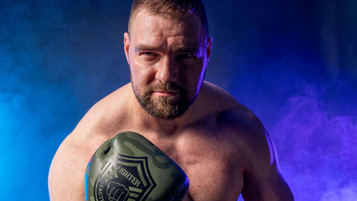 Jeho řeči na internetu možná vypadají drsně, ale já mu v kleci ukážu, kdo je tady pánem, vzkazuje Benda Diegovi