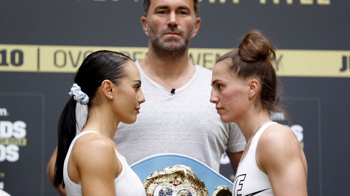 Boxerka překvapila na vážení. Přišla nahoře bez, top měla pouze namalovaný