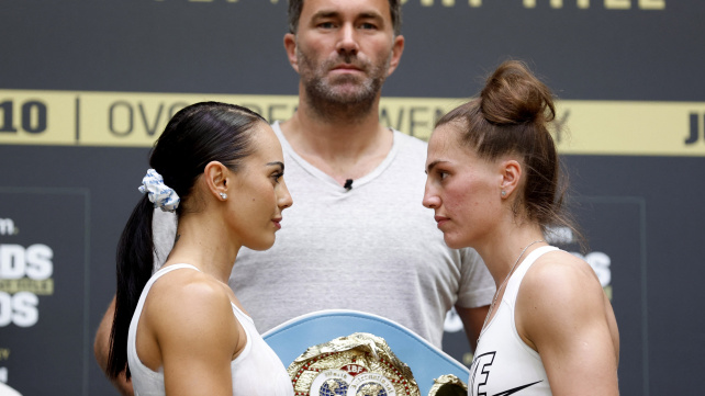 Boxerka překvapila na vážení. Přišla nahoře bez, top měla pouze namalovaný