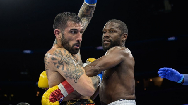 Rvačka v ringu! Exhibiční zápas Floyda Mayweathera se zvrhnul v pořádnou pranici s vnukem mafiána