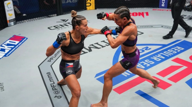 Bomba pravým hákem a vítězství Jindrové bylo blízko. Zkušená Američanka ale ustála tvrdou ránu a zápas otočila