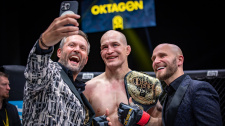 Tradiční šampionská fotka. Pavol Langer s promotéry Oktagonu