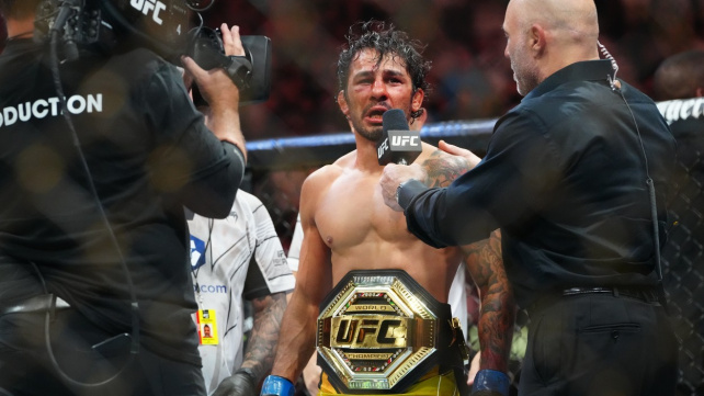 Před dvěma lety rozvážel jídlo, teď je z něj šampion UFC. Cesta Brazilce na vrchol byla hodně trnitá