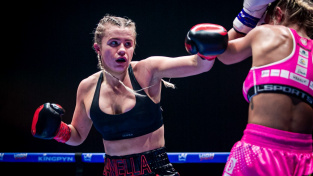 Výhru v boxu Angličanka oslavila tím, že divákům ukázala prsa