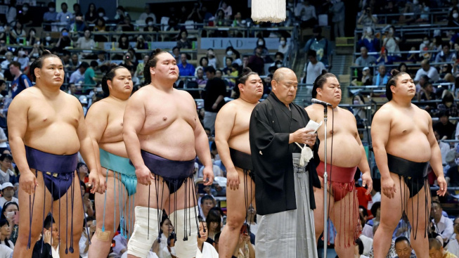 Turnaj sumó v Nagoje přinesl nečekané drama a spoustu příběhů