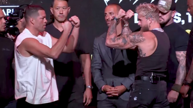 Tiskovka před zápasem Diaz vs. Paul. Youtuber se snažil Nathana vyprovokovat, nakonec se do sebe pustily jejich týmy