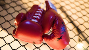 Totální zkrat boxerského trenéra, po zápase zákeřně knockoutoval soupeře svého svěřence