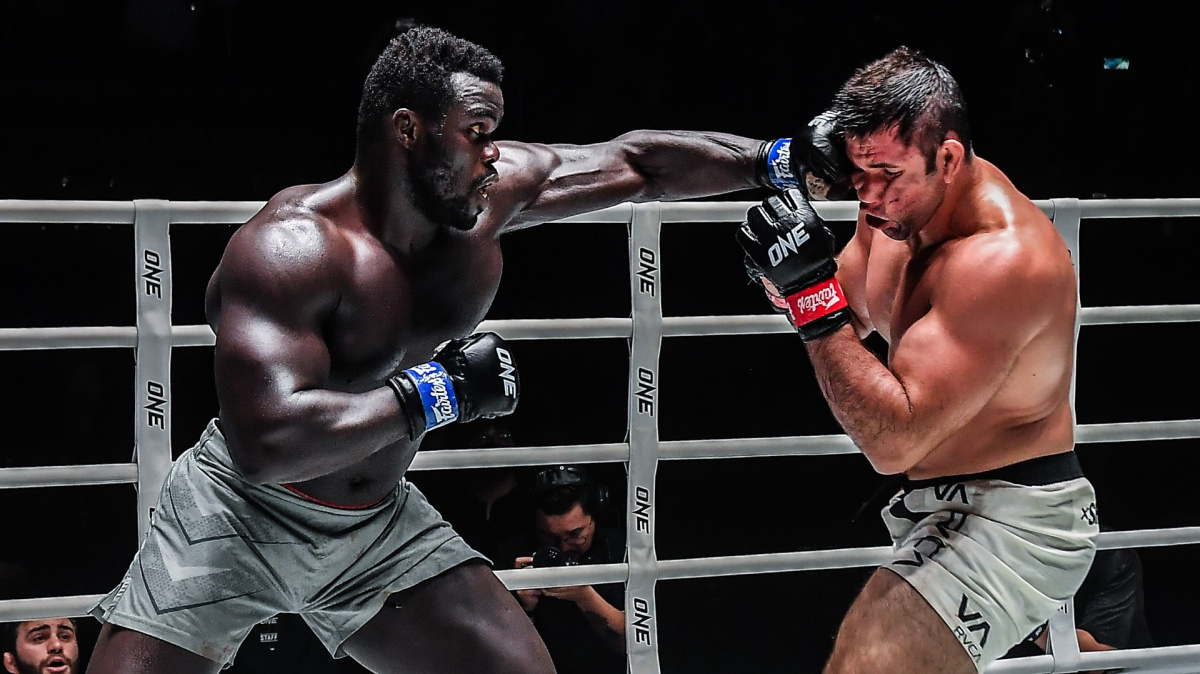 Senegalský obr Reug Reug přemohl mistra světa v jiu-jitsu. Bez faulů se to ale neobešlo