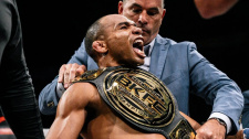 John Dodson se raduje z pásu BKFC