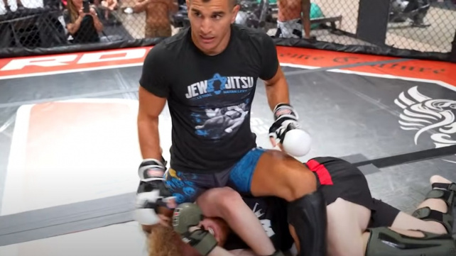 Internetový troll popíral holokaust a vyzval židovského bojovníka UFC k zápasu. Výsledek střetnutí asi odhadnete
