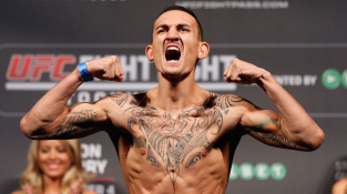 Holloway nehodlá Zombieho podceňovat. Bude to šílená přestřelka, varuje ho Korejec