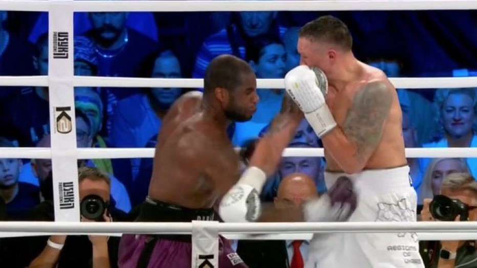 Dostal Usyk zakázaný úder pod pás nebo ne? Neshodnou se ani profesionální boxeři