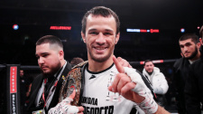 Usman Nurmagomedov s pásem šampiona Bellatoru