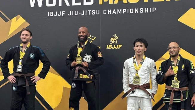 „Mighty Mouse“ si odskočil na mistrovství světa v brazilském jiu-jitsu a byla z toho zlatá medaile
