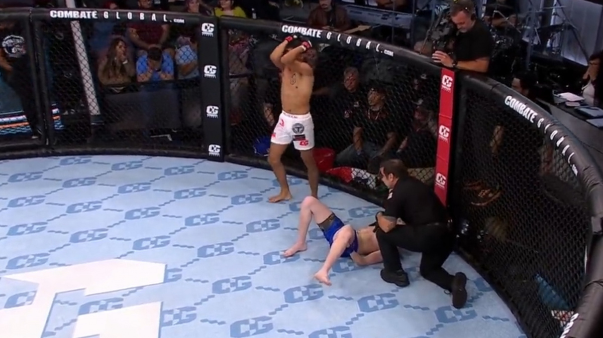 Premiéra v kleci pro mladého bojovníka skončila otřesným zraněním, za hlavu se chytil i jeho soupeř