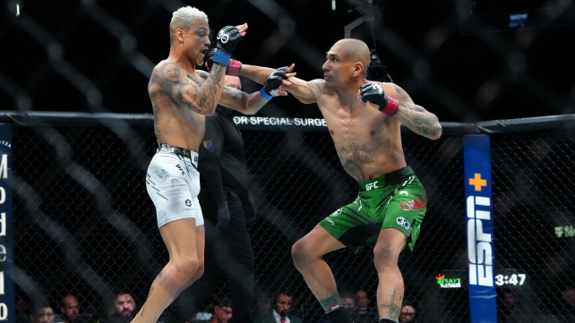 Video: Unáhlený zásah rozhodčího připravil bojovníka o vítězství