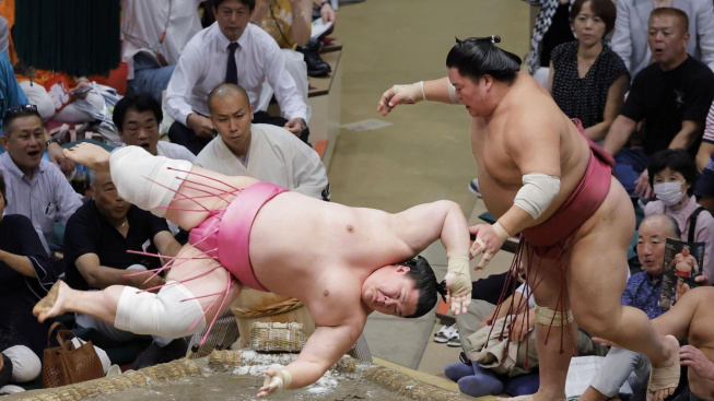 Podzimní turnaj sumó vstupuje do poslední třetiny a dá se o něm říct, že „laik žasne, odborník se diví“