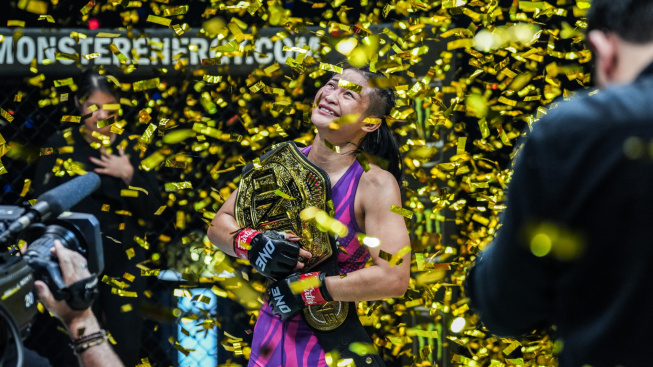 Emotivní chvíle v Singapuru. Šampionka ukončila kariéru a pás po ní převzala Stamp Fairtex, která knockoutovala Korejku