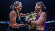 Angela Lee předává pás ONE Championship Stamp Fairtex
