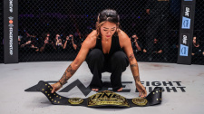 Angela Lee ukončila kariéru a vzdala se pásu šampionky