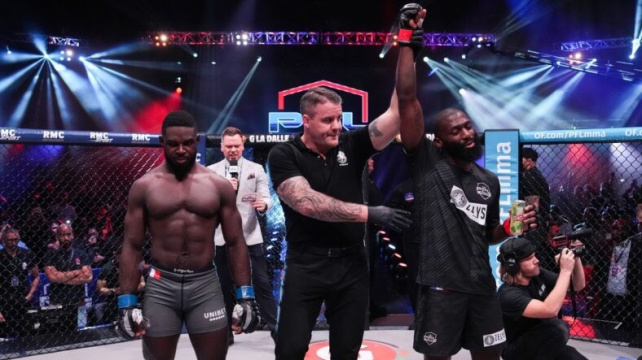 Žasl i Mbappé! Cédric Doumbé svému soupeři donesl matraci a pak jej knockoutoval za 9 sekund