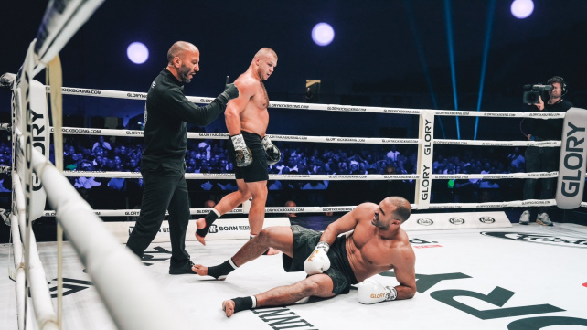 Ani tentokrát to legendě kickboxu nevyšlo, Badr Hari šel třikrát k zemi a nakonec zápas vzdal