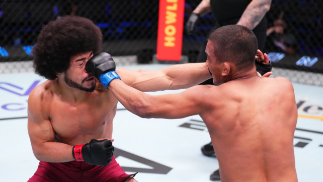 Svaly nejsou všechno, mladý Brazilec se nenechal ukončit na zemi a ve 2. kole soupeře sestřelil kolenem