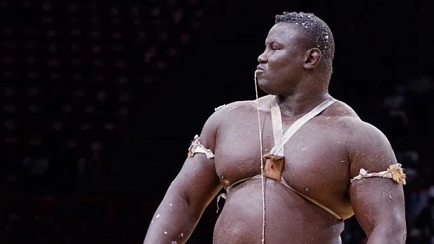 150kilový senegalský bombardér znovu úřadoval, s rapperem si v kleci poradil za pár vteřin