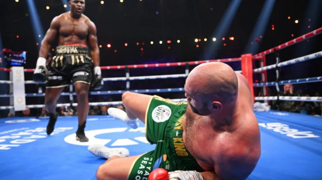 Ngannou překvapil boxerský svět. Bývalý UFC šampon těsně prohrál, ale Furyho dokázal srazit k zemi a pořádně mu zatopil